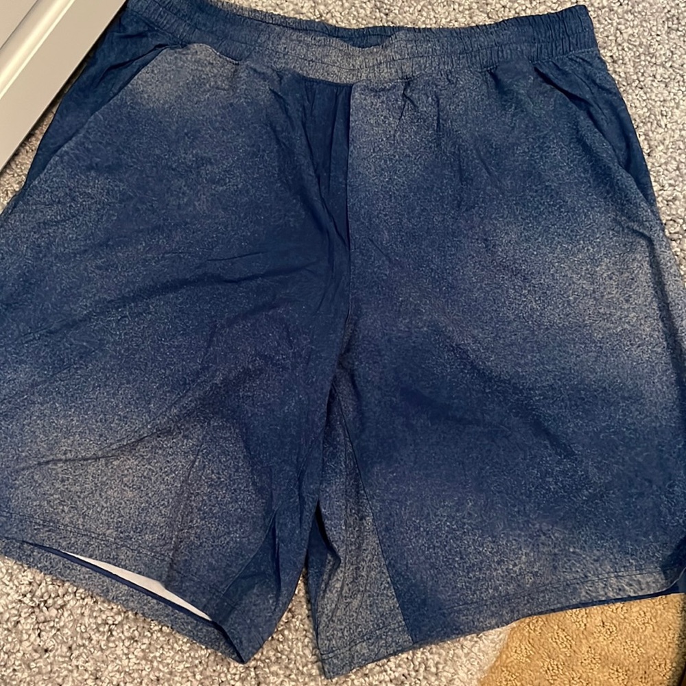 Men’s extra large Lululemon shorts with liner
